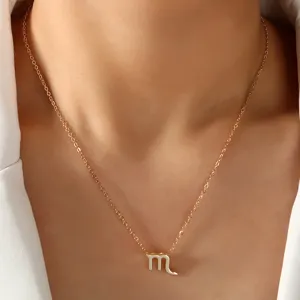Elegante goldene Kette mit einem filigranen Sternzeichen Anhänger Detail für Damen.