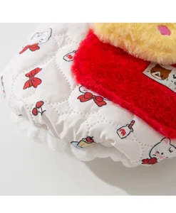 Detalle del chaleco de invierno grueso para mascotas, ropa de perro cálida acolchada de gato tierno.