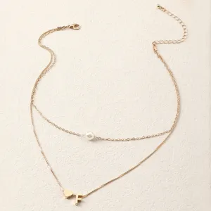 Doppellagige Gold Halskette mit Perle und Buchstabe F Anhänger, elegante Damenschmuck.