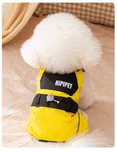 Wasserdichter Haustier-Overall Detailansicht in Gelb Schwarz, winddichte Hundebekleidung.