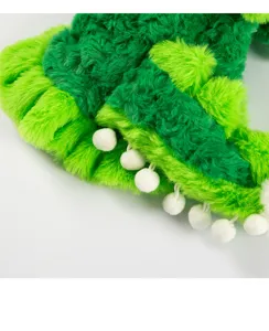 Dettaglio in tessuto di costume per animali domestici dinosauro verde peluche, pompon bianchi morbidi.