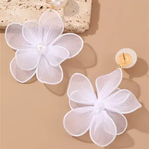 Primer plano detallado de elegantes aretes de flores de malla de doble capa con perlas.
