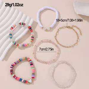 Detailansicht des bunten Perlen Armband Sets mit zarten Perlen und Kettendesigns.