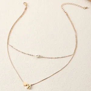 Doppelte Halskette mit Perle Herz Buchstabe Anhänger für Damen elegantes Schmuck Detail.