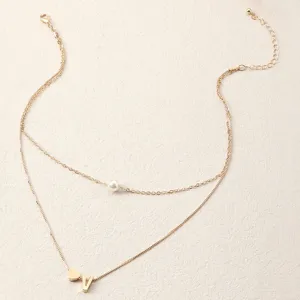 Doppelte goldene Halskette mit Perle, Herz und V-Buchstaben Anhänger für Frauen und Mädchen.