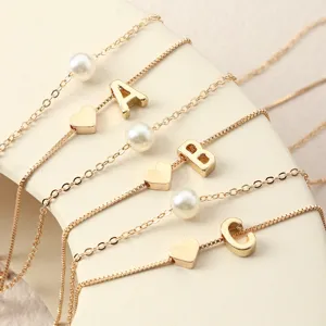 Mehrlagige goldene Buchstaben Halskette mit Perlen und Herz Anhaenger fuer fuer Damen Schmuck.