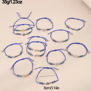 Nahaufnahme von blauen Perlenarmbändern mit bösem Blick und funkelnden Strassdetails.