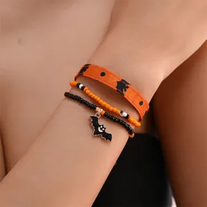 Primo piano dettagliato di eleganti bracciali di perline di Halloween con pipistrello.