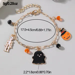 Dettaglio bracciale con ciondoli di Halloween, zucca, fantasma e perline decorative.