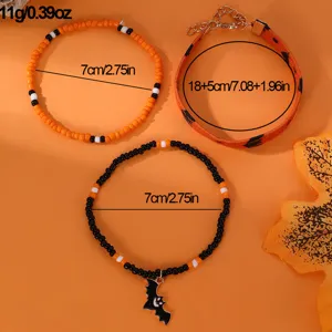 Set di bracciali di Halloween con perline arancioni e nere e ciondolo a forma di pipistrello festivo.
