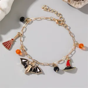 Braccialetto charm Halloween dettaglio con ciondoli pipistrello e cappello da strega.