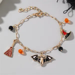 Bracciale con ciondoli di Halloween con pipistrello, cappello da strega e una scopa.