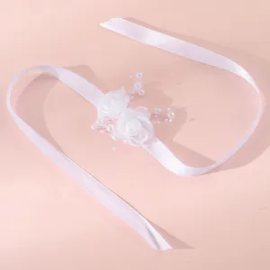 Elegante witte roos polscorsage met parels, perfect voor bruidsmeisjes op een bruiloft.