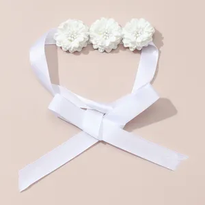 Elegante witte lint pols bloem corsage voor bruiloft bruidsmeisjes, zoete bloemige ontwerp accessoire.