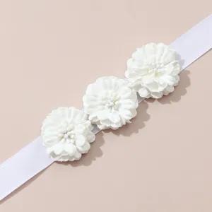 Close-up van het mooie witte bloemige polsbloemdetail, elegant trouwbruidsmeisje accessoire.