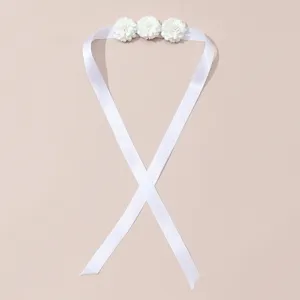 Witte lint polsbloem met drie bloemige accenten, perfect voor bruidsmeisjes accessoires.