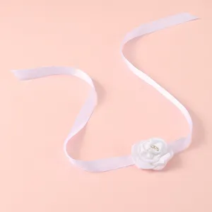 Witte lint polsbloem met parel detail voor bruiloft bruidsmeisje bruidsaccessoire
