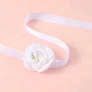 Witte stoffen bloem polsband met satijnen lint, elegante huwelijk bruidsmeisje accessoire.