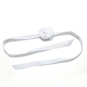 Witte stoffen bloem armband met lang lint, elegante bruidsmeisje en bruiloft accessoire.