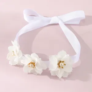 Witte lint pols bloem detail, elegante bloemen armband voor huwelijk bruidsmeisje accessoire.