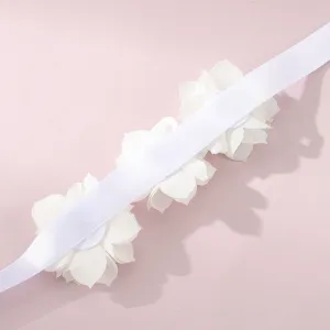 Witte stoffen bloem polscorsage detail, elegante bruiloft accessoire lintje mooi.