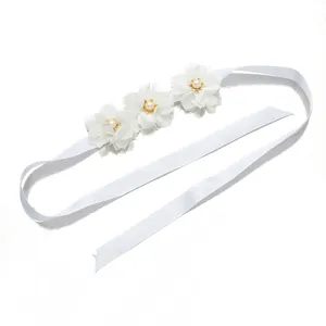 Stijlvolle witte bloemen polscorsage met chiffon bloemen en parels voor bruidsmeisjes.