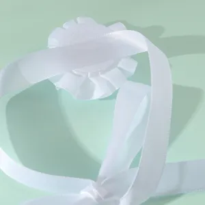 Witte satijnen polsbloem met lange linten, perfecte bruidsmeisje accessoire voor bruiloft.