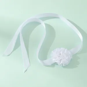 Detailopname van een witte stoffen bloem polscorsage bruidsmeisje huwelijksaccessoire lint.