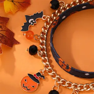Bracciale con ciondoli di Halloween dettaglio con catena in metallo, cinturino in pelle e zucca.