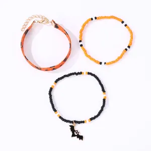 Dettagli in primo piano del set di bracciali in perline e nastro di Halloween con ciondolo.