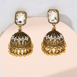 Boucles d'oreilles jhumka dorees style indien vintage avec zircons brillants pour femmes.
