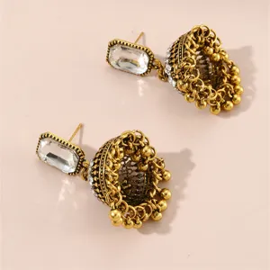 Boucles d'oreilles jhumka ethniques vintage avec des clous en zircon rectangulaires et dorées.