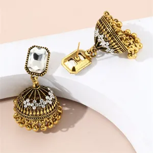 Boucles d'oreilles jhumka ethniques vintage avec strass transparents sur metal dore.