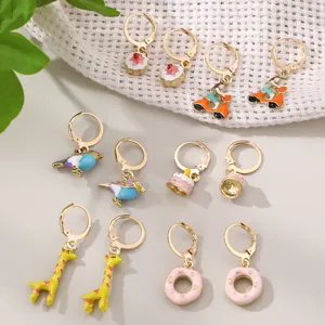 Joli ensemble de boucles d'oreilles créoles émaillées de dessin animé pour femmes.