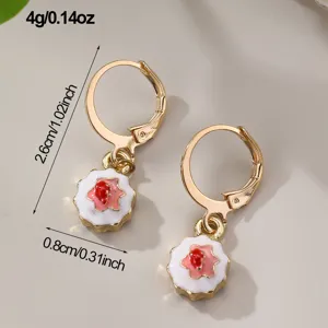 Boucles d'oreilles pendentif gâteau mignon pour femmes, dessert émail vue détail.
