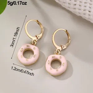 Boucles d'oreilles dorées avec de charmants pendentifs donut en émail rose, léger.