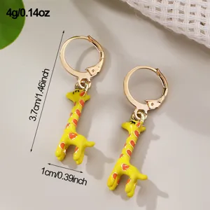 Boucles d'oreilles girafe en émail mignon alliage doré vue détaillée avec dimensions.