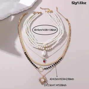 Detailaufnahme des mehrschichtigen Perlen-Choker-Halsketten-Sets mit goldenen Ketten.