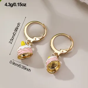 Jolies boucles d'oreilles pendantes gâteau rose pour femmes, bijoux de goutte émaillés dorés.