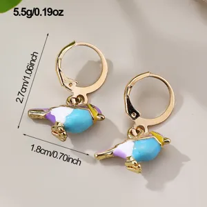 Charmantes boucles d'oreilles pendantes oiseau émail avec anneau doré et dimensions.