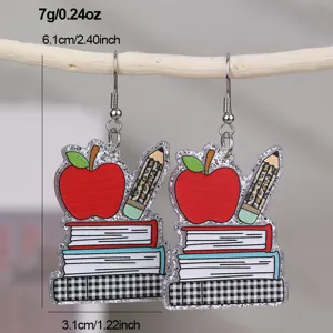Boucles d'oreilles résine pomme crayon livres thème école détail vue macro