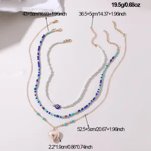 Mehrlagige Halskette mit Perlen, blauen Perlen und einem Herz-Medaillon Anhänger Set.