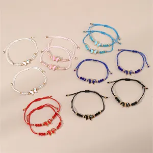 Detailansicht von bunten geflochtenen Perlenarmbändern mit Emaille Schmetterling Anhängern.