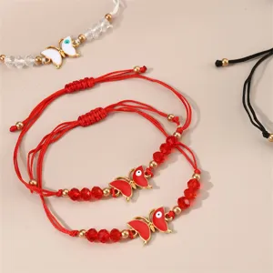 Nahaufnahme des gewebten Perlenarmbands für Damen mit filigranen Schmetterlingsanhängern.