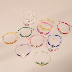 Buntes geflochtenes Charm-Armband-Set mit süßen Anhängern für stilvollen Damenschmuck.