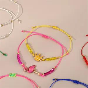 Nahaufnahme bunter geflochtener Perlenarmbänder mit Metallanhänger und verstellbarer Kordel.