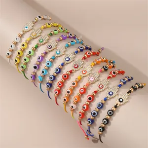 Detailansicht bunter böser Blick geflochtener Armbänder mit Strass-Hamsa-Hand-Anhänger.