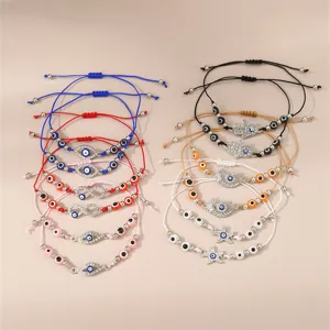 Detailansicht gewebter Armbänder mit bösem Blick, Fatima-Hand und funkelnden Kristallen.