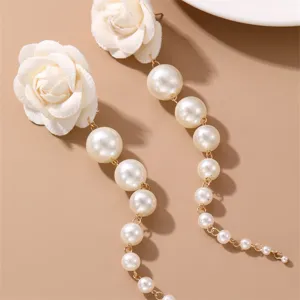 Elegante weiße Samtrosen und Kunstperlen lange hängende Ohrringe für Damen Detailansicht.