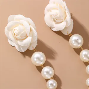 Elegante weiße Ohrringe mit geflockter Rose und Perlen Quasten für Damen Herbst Winter.